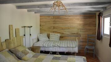 2 quartos, berço de viagem, roupa de cama