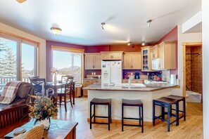 ثلاجة، ميكروويف، فرن، موقد طهي مسطح