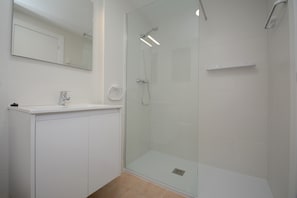 Een douche, handdoeken