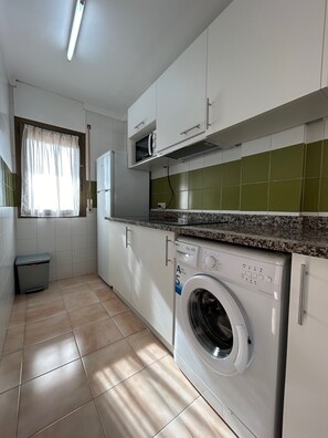 Frigorífic, microones, placa de cuina i cafetera i tetera 