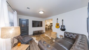 2 bedrooms - Spacious 2BD Apt Near Music Row (Nashville)