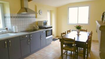 Frigorífico, horno, placa de cocina y lavavajillas