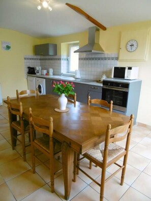 Fridge, oven, stovetop, dishwasher - Gîte des Rouleaux - SAINT-CIERS-SUR-GIRONDE (SAINT-CIERS-SUR-GIRONDE)