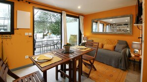 Dining - L'oustaou Néou - Gîte de L'olivier (LE TEICH)