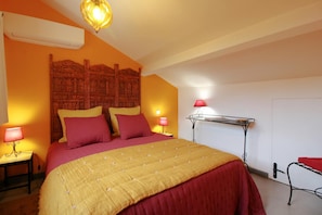 2 bedrooms, iron/ironing board, travel crib, internet