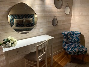 2 عدّة غرف نوم ومكواة/لوح كي وسرير سفر وخدمة الإنترنت