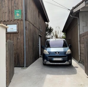 المنطقة المحيطة بالمنشأة