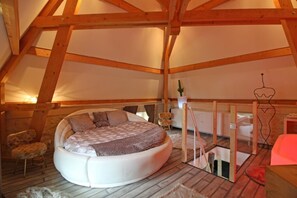 2 bedrooms, iron/ironing board, travel cot, Internet