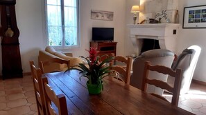 Televisie en een open haard