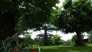 A garden with a variety of flowers and trees. - Gite DE LA Lande ST Jean (SAINT-LOUBES)
