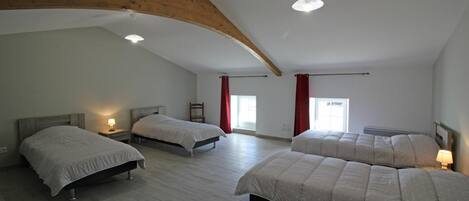 4 chambres, fer et planche à repasser, lit de bébé portatif