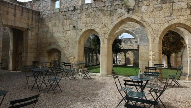 Outdoor dining - Gite DE Robineau - Caumont (CAUMONT)