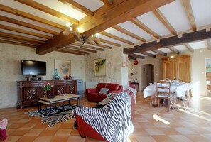 Een televisie en een open haard