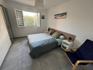 4 quartos, ferros/tábuas de passar roupa, berço de viagem
