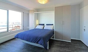 2 bedrooms, iron/ironing board, travel cot, Internet