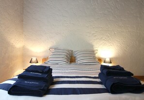 2 slaapkamers, een strijkplank/strijkijzer, reisbedje, internet