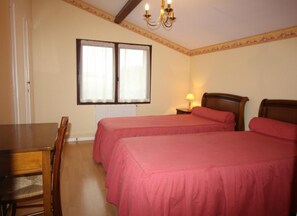 4 habitaciones, tabla de planchar con plancha y cuna de viaje 