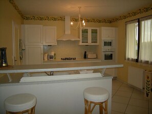 Private kitchen - Gite LE Logis DE LA Perichere (CASTRES-GIRONDE)