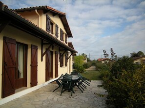 Outdoor dining - Gite LE Logis DE LA Perichere (CASTRES-GIRONDE)