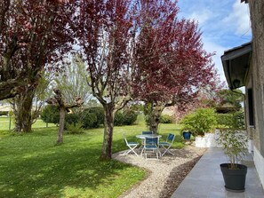 Outdoor dining - Gite DU Sauternais - Pujols-sur-ciron (PUJOLS-SUR-CIRON)