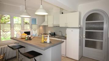 Frigorifero, forno, piano cottura, lavastoviglie