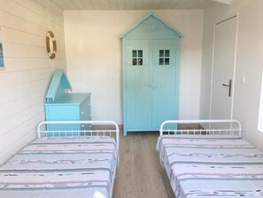2 habitaciones, tabla de planchar con plancha, cuna de viaje y internet 