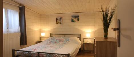 2 bedrooms, iron/ironing board, travel cot, Internet