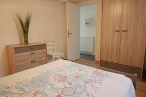 2 habitaciones, tabla de planchar con plancha, cuna de viaje y internet 