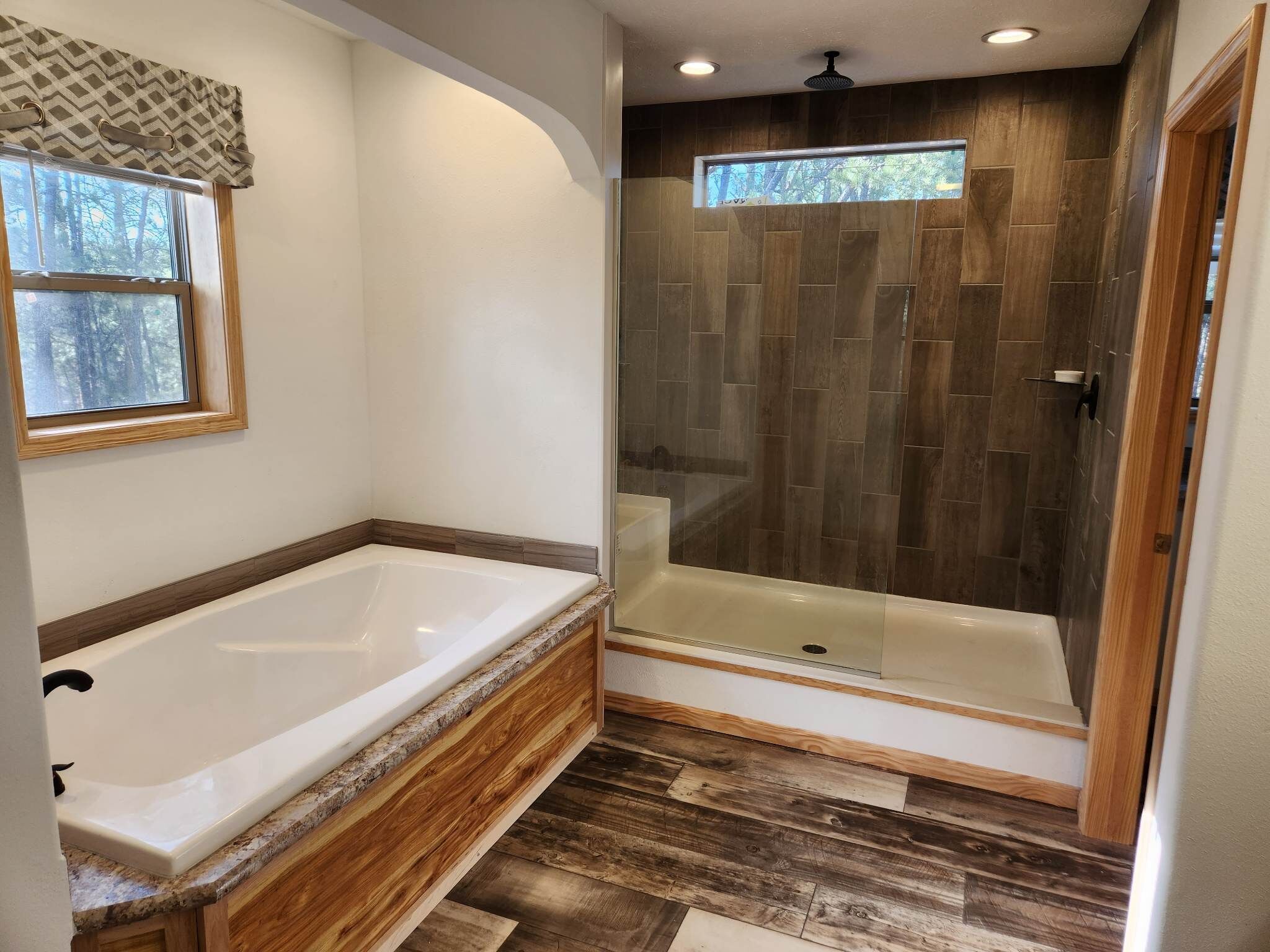 Douche, serviettes fournies, papier toilette