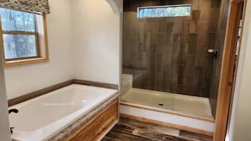 Douche, serviettes fournies, papier toilette