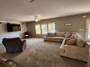 Living area - Country home 10 minutes from the town of Custer. (Custer)