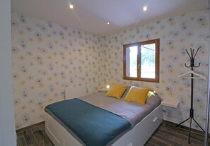 2 habitaciones, tabla de planchar con plancha, cuna de viaje y internet 