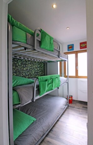 2 soverom, strykejern/-brett, reiseseng for barn og internettilgang