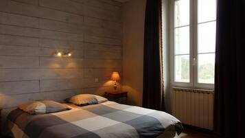 3 bedrooms, iron/ironing board, travel cot, Internet