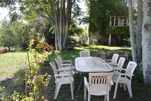 Outdoor dining - Gite DU Castenet - Samonac (SAMONAC)