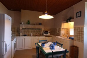 Fridge, microwave, oven, stovetop - Gite DU Bourg 2 - Roquebrune (ROQUEBRUNE)