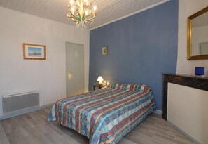 4 bedrooms, iron/ironing board, travel cot, Internet - Gite DU Bourg 2 - Roquebrune (ROQUEBRUNE)