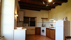 Fridge, microwave, oven, stovetop - Gite DU Presbytere - Rimons (RIMONS)