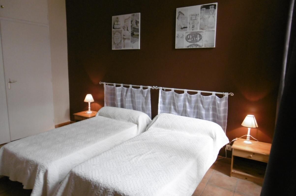 Chambre avec lits jumeaux en 90. Grands placards.