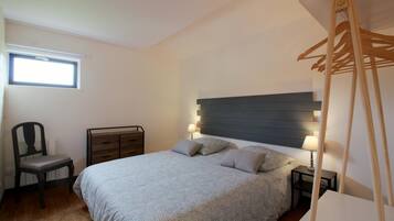 3 bedrooms, iron/ironing board, travel cot, Internet