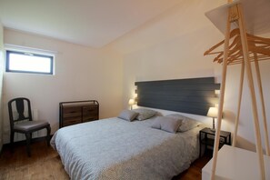 3 chambres, fer et planche à repasser, lit parapluie, accès Internet