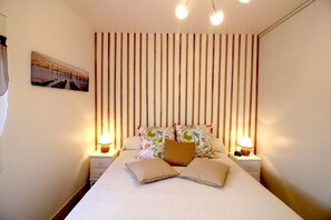2 bedrooms, iron/ironing board, travel cot, Internet