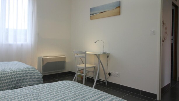 2 bedrooms, iron/ironing board, travel cot, Internet - Aux Lauriers Roses - Hourtin (HOURTIN)