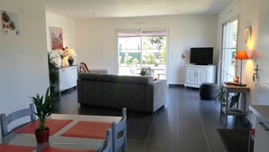 TV - Aux Lauriers Roses - Hourtin (HOURTIN)