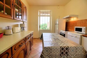 Fridge, oven, stovetop, dishwasher