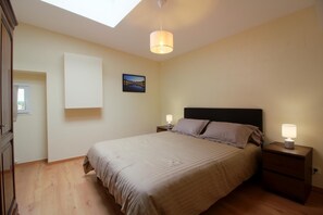 3 bedrooms, iron/ironing board, travel cot, Internet