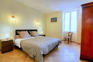 3 bedrooms, iron/ironing board, travel cot, Internet