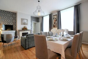 Dining - Tour du Château Laroque Dubos (LAROQUE)