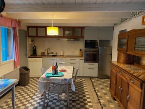 Fridge, oven, stovetop, dishwasher - Gite LE Logis D'hortense (SALIGNAC)