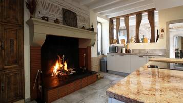 Kjøleskap, ovn, kokeplater og oppvaskmaskin